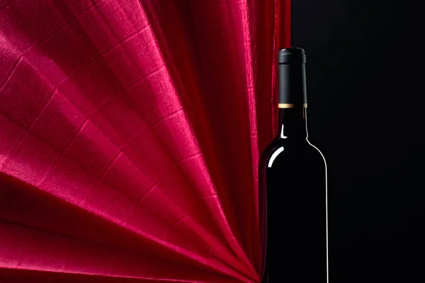 Botella cerrada de vino tinto sobre fondo negro. Copiar espacio . — Foto de Stock