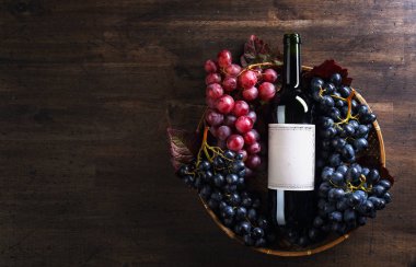 Üzüm ve bir şişe kırmızı şarap. Eski boş kağıt etiketi, Spac kopyala