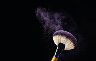 Parlayan kakalı profesyonel makyaj fırçası ile makyaj konsepti