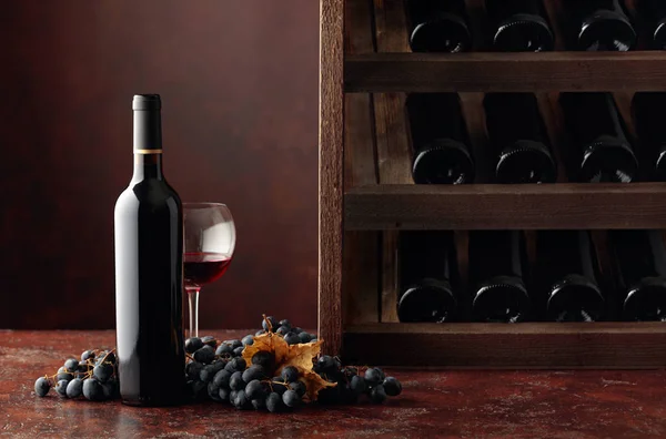 Красное вино и виноград в винном погребе . — стоковое фото