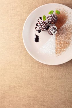 Bej plaka nane ile Çikolata topları. 