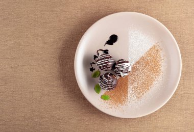 Bej plaka nane ile Çikolata topları. 