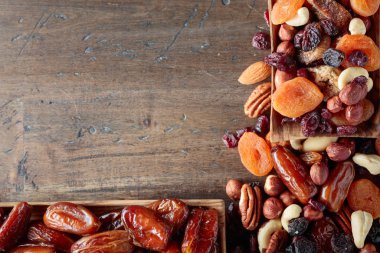 Tahta tabakta kurumuş meyve ve fındık..