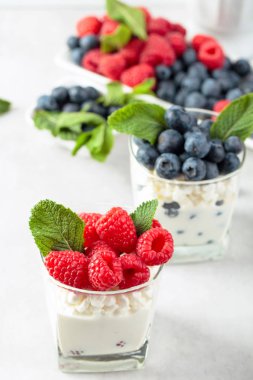 Kremalı, ahududulu ve yabanmersinli süzme peynir . 