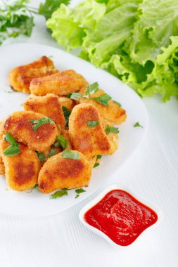Kızarmış tavuk nugget ve ketçap.