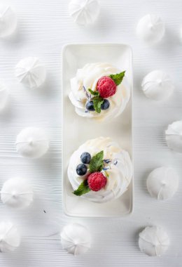 Ahududu, yaban mersini ve nane ile tatlı Pavlova bir Whit