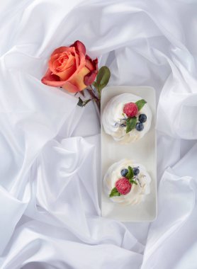 Ahududu, yaban mersini ve nane ile tatlı Pavlova bir Whit