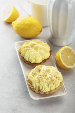 Beyaz bir masada limon kremaile Tartlets. 