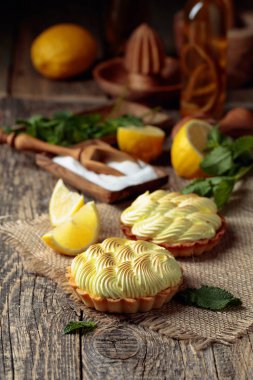 Tahta bir masada limon kremalı ve naneli tart.. 