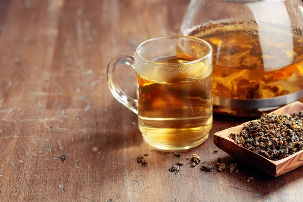 Thé vert chaud dans une tasse en verre . — Photo