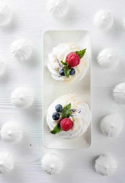 Sobremesa Pavlova com framboesas, mirtilos e hortelã em um whit — Fotografia de Stock