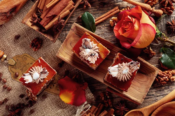 Запеченные пироги с каемоном, анисом, кофейными бобами и орехами — стоковое фото