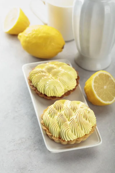 Tartlets citromos krémmel fehér asztalon. — Stock Fotó