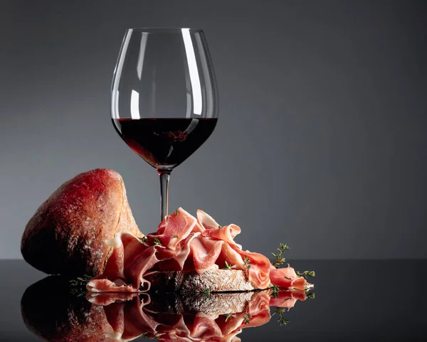 Prosciutto s ciabattou, červeným vínem a tymiánem. — Stock fotografie