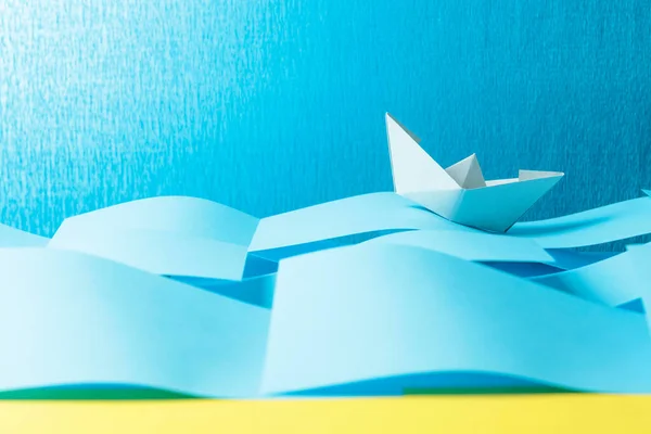 Buque de papel en el mar de papel. Concepto del tema burocrático —  Fotos de Stock