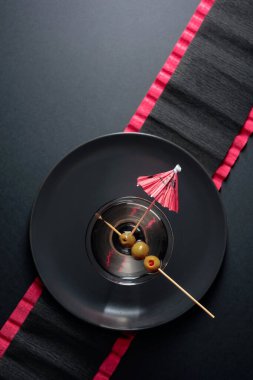 Yeşil zeytinli sek martini. Üst görünüm.