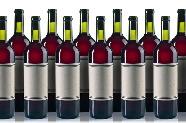 Botellas de vino tinto con etiqueta de papel viejo sobre fondo blanco . — Foto de Stock