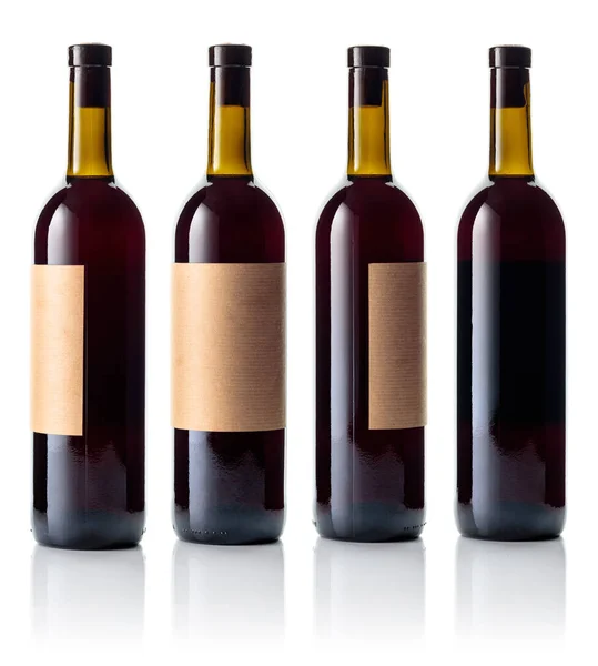 Rode wijnfles met oud papieren etiket geïsoleerd op wit. — Stockfoto