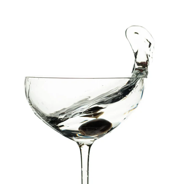 Martini et olive verte en verre avec éclaboussures isolées sur blanc — Photo