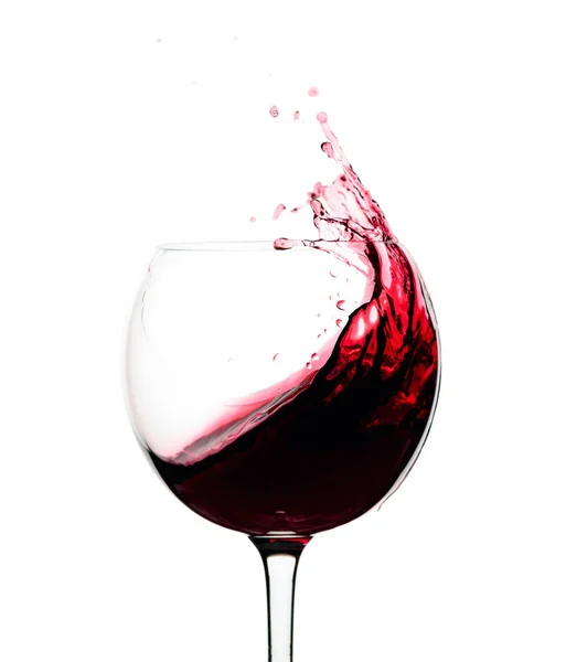 Splash de vinho tinto em um copo isolado em branco . — Fotografia de Stock