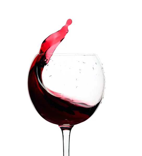 Plons rode wijn in een glas geïsoleerd op wit. — Stockfoto