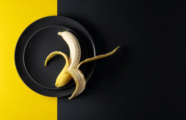 Banana suculenta madura em uma placa preta . — Fotografia de Stock