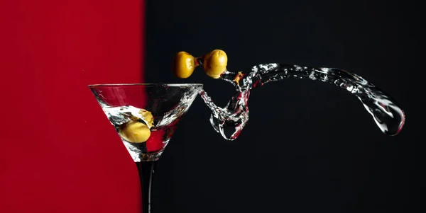 Martini con spruzzo di olive verdi . — Foto Stock