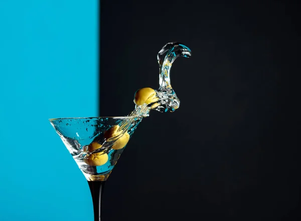 Martini with green olives splash. — 스톡 사진