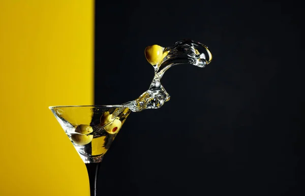 Martini com salpicos de azeitonas verdes . — Fotografia de Stock