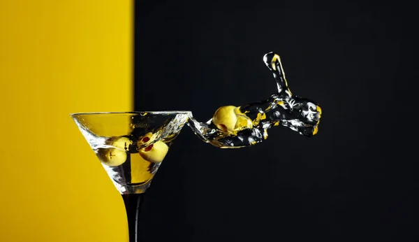 Martini with green olives splash. — 스톡 사진