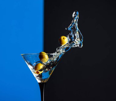 Yeşil zeytinli martini.. 