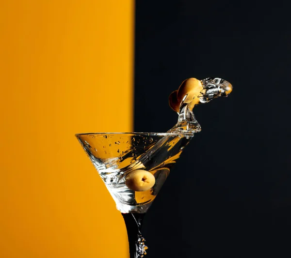 Martini con spruzzo di olive verdi . — Foto Stock