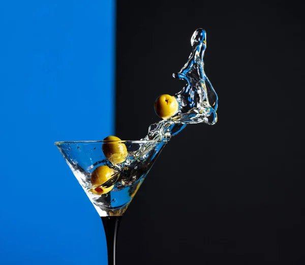 Martini med gröna oliver stänk. — Stockfoto