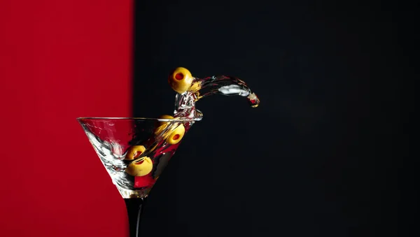 Martini med gröna oliver stänk. — Stockfoto