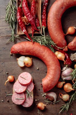 Eski ahşap bir masada salamlı sandviç..