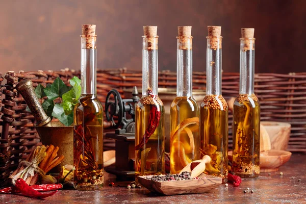 Botellas de aceite de oliva con varias especias y un tubo de cocción vintage — Foto de Stock