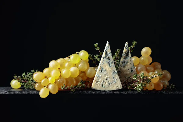 ブルーチーズとタイムのブドウ. — ストック写真
