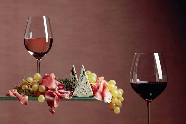 赤と白のワインのグラスに軽食. — ストック写真
