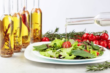 Taze salata ve beyaz tabakta vişneli domates.