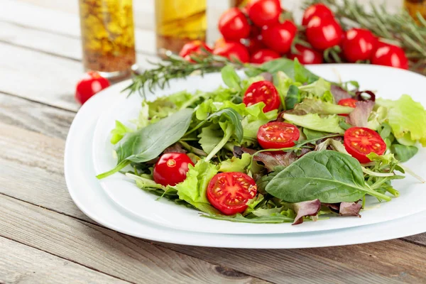 Salada mista fresca com tomate cereja em prato branco . — Fotografia de Stock