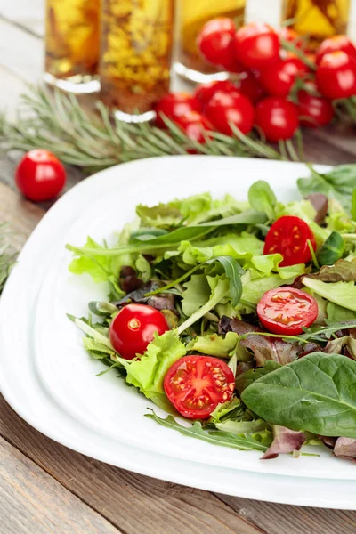 Frischer gemischter Salat mit Kirschtomaten auf weißem Teller. — Stockfoto
