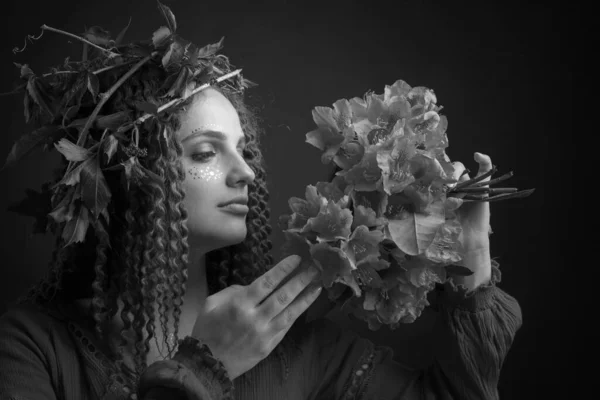 Porträt einer attraktiven jungen Frau mit Rhododendronstrauß — Stockfoto