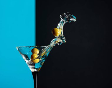 Yeşil zeytinli martini.. 