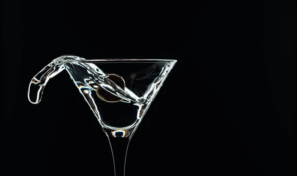 Silhouette di martini con olive verdi su fondo nero . — Foto Stock