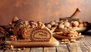 Cevizli kek, fındık ve ahşap mutfak aletleri ahşap bir masada..