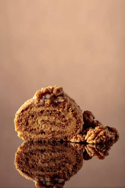 Walnut cake on a reflective background. — Stock Photo, Image