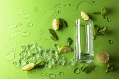 Yeşil arka planda mojito malzemeleri. Limon dilimleri, nane yaprağı.