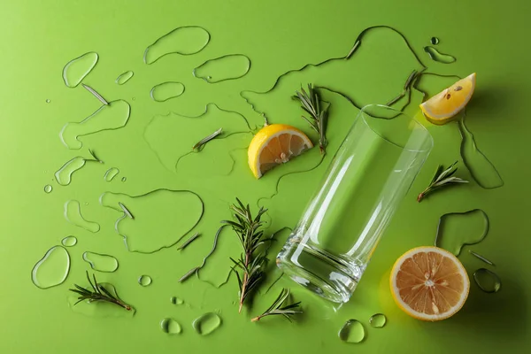 Cocktail gin-tonic med rosmarin och citron på en grön bakgrund — Stockfoto