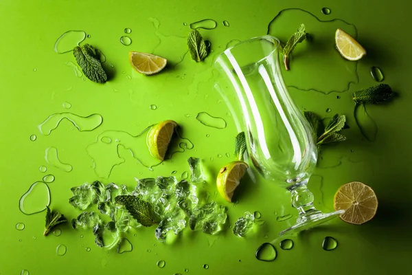 Mojito ingredience na zeleném pozadí. Limetové plátky, mátový list — Stock fotografie