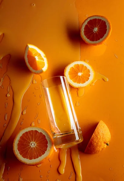Zumo de naranja con frutas sobre fondo naranja . —  Fotos de Stock